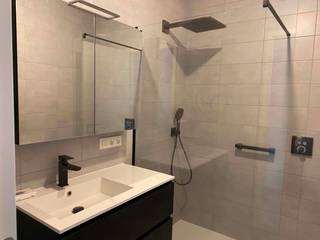 Dit prachtig afgewerkte en super ingerichte appartement biedt alle comfort voor wie zorgeloos en energiezuinig wil wonen op een rustige en praktische locatie.<br /><br />Het appartement beschikt over twee volwaardige slaapkamers en een lichtrijke leefruimte met directe toegang tot een ruim terras van 15 m². Het terras is uitgerust met aansluitingen voor water en elektriciteit, ideaal voor verlichting of een gezellige lounge-opstelling.<br />De volledig uitgeruste keuken is voorzien van alle moderne toestellen, waaronder een koelkast, diepvriezer, combi-oven en vaatwasser. Alles is ontworpen met oog voor comfort en gebruiksgemak.<br /><br />De badkamer is stijlvol ingericht en beschikt over een ruime inloopdouche.<br /><br />Daarnaast is er een apart toilet aanwezig voor extra privacy en comfort.<br />Het appartement is bovendien energiezuinig dankzij zonnepanelen en een warmtepomp, wat zorgt voor een lagere energiefactuur en duurzaam wooncomfort.<br /><br />Verder is er een ruime parkeerplaats en een private berging, wat zorgt voor extra opslagruimte en gemak.<br /><br />Een ideale woonst voor wie op zoek is naar kwaliteit, comfort, duurzaamheid en een instapklaar appartement met alle moderne voorzieningen.<br /><br />Voor een afspraak kan u ons contacteren via www.destryker.be of via tel 02/356.61.60