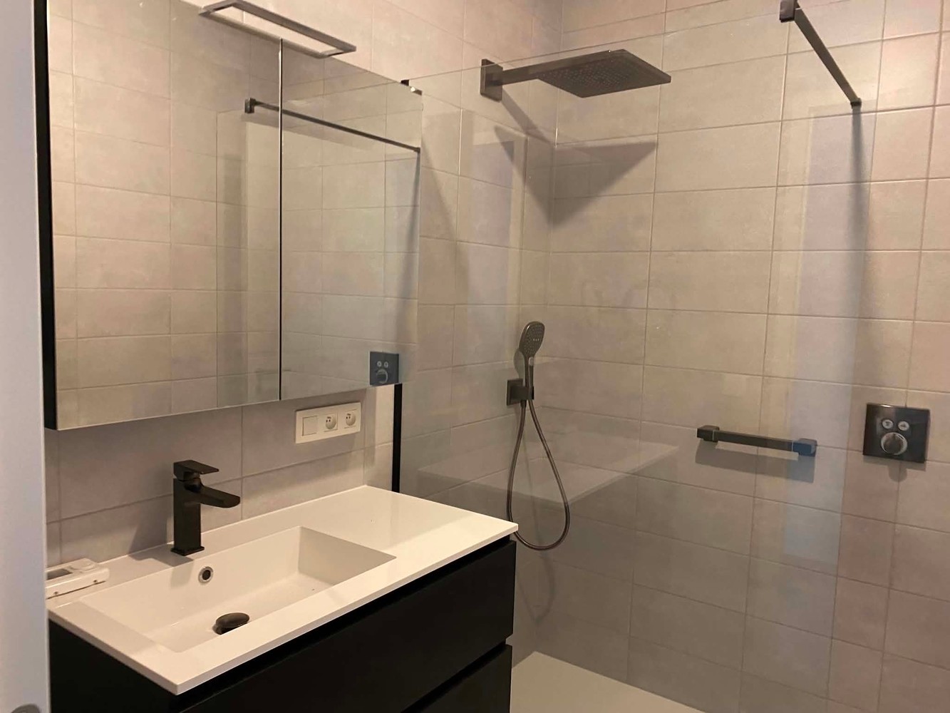 Te huur: volledig instapklaar, energiezuinig en modern appartement met 2 slaapkamers met grote parking met berging - photo 2