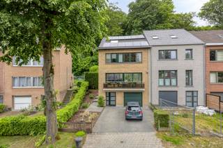 Immo Pické biedt U deze instapklare en uiterst rustig en residentieel gelegen woning aan grenzend aan het park DRIE FONTEINEN. Deze woning is daarnaast gelegen in de onmiddellijke omgeving van scholen, winkels, openbaar vervoer en de belangrijkste verbindingswegen.<br />We betreden deze woning via een ruime inkomhal met ingebouwde vestiairekast en gastentoilet. Deze inkomhal geeft uit op een berging, wasplaats en een ruime garage. Op de eerste verdieping vinden we een lichtrijke en volledig open woonkamer met eetkamer en een aangrenzende volledig geïnstalleerde keuken. Vanuit de keuken en woonkamer hebben we een prachtig zicht op de achterliggende tuin met terras en het bos van het park drie fonteinen. Op de tweede verdieping kunnen we een nachthal, een volledig geïnstalleerde badkamer (2021) en 3 slaapkamers (15m² - 14m² en 9m²) terugvinden. Via een vaste trap begeven we ons naar de zolder die volledig is ingericht al 4de slaapkamer. 2 open staanplaatsen aanwezig voor de woning.<br />Bijkomende informatie: 12 zonnepanelen - waterverzachter - alarmsysteem - elektrische installatie conform - siergaskachel - ingebouwde kasten - ...
