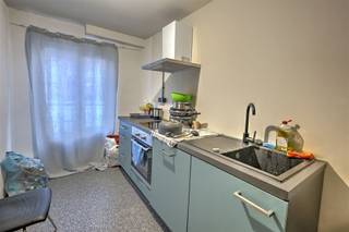 <p><span>Gerenoveerd (2023) appartement met één slaapkamer</span></p><p><span> </span></p><p><span>Dit gezellig appartement</span><span> </span><span>is gelegen in een rustige enkelrichtingstraat vlakbij Park Spoor Noord. </span><span>De ligging is uitermate ideaal en op wandelafstand van winkels, horeca en alle openbaar vervoer.</span><span> </span></p><p><span> </span></p><p><span>Het appartement is momenteel verhuurd aan 735 euro / maand = </span><span>NETTO rendement van 5,5%!</span></p><p><span> </span></p><p><span>Dit appartement is gelegen in een kleinschalig gebouw waar geen lift of syndicus aanwezig is. Hierdoor zijn er geen gemeenschappelijke kosten aanwezig. Verder beschikt het over </span><span>vernieuwde ramen (HR beglazing)</span><span>, één ruime slaapkamer, een </span><span>zonnig terras (5m²)</span><span> en een </span><span>bewoonbare oppervlakte</span><span> van </span><span>36m² </span><span>(cfr. EPC).</span></p><p><span> </span></p><p><span>Indeling</span></p><p><span>- leefruimte met open keuken voorzien van alle benodigde toestellen</span></p><p><span>- zonnig terras</span></p><p><span>- bergruimte met voorzieningen voor wasmachine en droogkast</span></p><p><span>- slaapkamer één</span></p><p><span>- badkamer met douche, lavabo en toilet</span></p><p><span> </span></p><p><span>Algemeen</span></p><p><span>- geen gemeenschappelijke kosten</span></p><p><span>- HR beglazing (PVC), 12 cm isolatie in de gevels, condenserende ketel, 12 cm isolatie in het dak</span></p><p><span>- super centrale locatie vlakbij verschillende campussen en belangrijke invalswegen</span></p><p><span>- ideale investering / eerste aankoop</span></p><p><span>- appartement momenteel verhuurd (huurovereenkomst te respecteren) aan 735 euro / maand = NETTO rendement van 5,5%!</span></p><p><span> </span></p><p><span>Ben jij geïnteresseerd in dit energiezuinige appartement te koop in Antwerpen, ben je op zoek naar ander vastgoed of wens je de waarde van jouw eigendom te kennen? Dan ben je bij BOLT immo aan het juiste adres! Wij helpen jou graag verder.</span></p><p><span> </span></p>