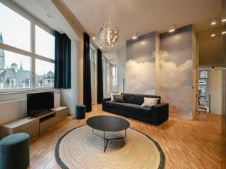 In de directe omgeving van de Zavel biedt dit appartement met twee slaapkamers, met een bruto vloeroppervlakte van 121 m² (EPC), een vrij uitzicht op de Onze-Lieve-Vrouw-ter-Zavel.<br /><br />Dit appartement in loftstijl, gelegen op de eerste verdieping van een neoclassicistisch gebouw, beschikt over lichte leefruimtes dankzij de vele ramen met uitzicht op de Onze-Lieve-Vrouw-ter-Zavel. Het bestaat uit een open woon-/eetkamer met een volledig uitgeruste keuken en een bijkeuken. Er is een slaapkamer van circa 15 m² met een aparte kleedkamer en een badkamer met douche en bad, en een tweede slaapkamer van circa 12 m² met een eigen badkamer met douche.<br /><br />Andere voorzieningen zijn: individuele verwarming, een volledig uitgeruste wasruimte (wasmachine en droger), video-intercom, een beveiligde entree en bouwkosten van € 270. EPC: E+<br /><br />De Zavelwijk is een charmante en typisch Brusselse wijk. Met zijn bekende merken staat het bekend om zijn prachtige gebouwen, talloze winkels, antiekhandelaren, kunstgalerieën, restaurants en gunstige openbaarvervoersverbindingen.<br /><br />Voor meer informatie kunt u contact opnemen met Laurence Ballaux via +32 (0) 2 640 08 01.