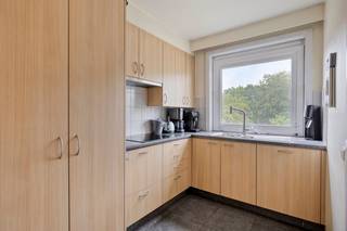 Perfect onderhouden, ruim 2-SLAAPKAMERapp. met 2 TERRASSEN op TOPLOCATIE met uiterst vlotte bereikbaarheid. Dit app (2°V) is in onberispelijke staat en huist in een verzorgde residentie met lift. Omvat: inkomhal met vestiaire en toilet, royale lichtovergoten living (grote raampartijen + parketvloer) met toegang tot het terras vooraan (met elektrische zonneluifel en zicht op het groen), ingerichte keuken (voorzien van: vaatwas, dubbele gootsteen, combi-oven, ijskast, inductiekookplaat, dampkap), 2 ruime slaapkamers, zonnig terras achteraan, vernieuwde badkamer (inloopregendouche, lavabomeubel, aansluiting wasmachine). Super locatie: vlakbij winkels, station, openbaar vervoer, centrum, invalswegen... Extra troeven: GOEDGEKEURDE ELEKTRICITEIT, dubbel glas in PVC, parlofoon, waterontharder, private KELDERberging. Mogelijkheid tot aankoop GARAGEBOX achterliggend het gebouw voor 35.000 EUR. Enkel uw meubels ontbreken nog!