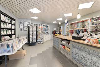 <p><strong><span>Ruime duplexwoning met commerciële ruimte op een toplocatie in het centrum van Dessel</span></strong></p>
<p><span>Deze instapklare duplexwoning met commerciële ruimte geniet van een uitstekende ligging in het centrum van Dessel. Dankzij de aparte handelsruimte is dit pand de ideale combinatie van comfortabel wonen en professioneel ondernemen op één adres.</span></p>
<h3><span>Indeling</span></h3>
<p><strong><span>Gelijkvloers</span></strong><br /><span>Via de inkomhal heeft u afzonderlijke toegang tot zowel de commerciële ruimte als het privatieve woongedeelte op de eerste en tweede verdieping.</span></p>
<p><span>De handelsruimte beschikt over een eigen inkom, wat een professionele ontvangst van klanten mogelijk maakt. Verder omvat deze ruimte een aparte pasruimte of berging. Achteraan bevindt zich een afzonderlijk atelier of bureau, uitgerust met een kitchenette en een apart toilet. Hierdoor leent het pand zich perfect voor diverse zelfstandige activiteiten of een vrij beroep.</span></p>
<p><strong><span>Eerste verdieping</span></strong><br /><span>De leefverdieping biedt een ruime en lichtrijke woonkamer met aansluitend een volledig geïnstalleerde keuken. Daarnaast bevinden zich hier een ruime slaapkamer, een vernieuwde badkamer, een apart gastentoilet en een praktische wasplaats.</span></p>
<p><span>Vanuit de slaapkamer heeft u toegang tot het ruime, zuidoostgerichte terras met een aangenaam groen uitzicht. Het terras is bovendien uitgerust met een elektrische zonneluifel, zodat u optimaal van het buitenleven kunt genieten.</span></p>
<p><strong><span>Tweede verdieping</span></strong><br /><span>Op de bovenste verdieping vindt u een tweede volwaardige slaapkamer, een infraroodsauna en een extra bergruimte.</span></p>
<p><strong><span>Tuin</span></strong><br /><span>De onderhoudsvriendelijke, zuidoost gerichte tuin beschikt over een tweede terras en geeft toegang tot een afgesloten garage. Daarnaast is er een extra autostaanplaats voorzien.</span></p>
<h3><span>Troeven</span></h3>
<ul>
<li><span>Combinatie van wonen en werken op één locatie</span></li>
<li><span>Commerciële topligging met uitstekende zichtbaarheid</span></li>
<li><span>Geen renovatieverplichting</span></li>
<li><span>Afgesloten garage én extra autostaanplaats</span></li>
<li><span>Instapklaar</span></li>
<li><span>Zuidoostgerichte tuin en terras met groen uitzicht</span></li>
</ul>
