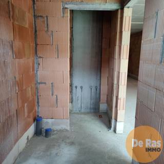 BORSBEKE - Nieuwbouw woning opgericht met oog voor detail en uit zeer degelijk materiaal in uniek woonerf op centrale verbindingsweg Aalst - Zottegem.<br /><br />Het woonerf is centraal gelegen met ingang langs de Provincieweg. Het woonproject is opgebouwd uit 6 unieke woningen dewelke in U-vorm zijn ingeplant. Hierdoor wordt er een mooie tuinzone gecreëerd met parkgevoel. Deze zone is het centrale hart van het ganse project.<br /><br />In het woonerf wordt de woning 158 aangeboden dewelke zich uiterst links bevindt in het project.<br />Ze beschikt over een inkomhall, gastentoilet, ruime woonkamer met open keuken en aansluitend een berging/wasplaats. De trap naar de bovenverdieping is discreet ingewerkt en leidt naar een nachthall, 2 ruime slaapkamers en een badkamer. Vooraan wordt nog een privaat terras voorzien.<br /><br />De woning geniet een casco-afwerking waarbij U nog de vrije hand heeft in de binnenafwerking.<br />In de verkoopprijs is 1 parkeerplaats inbegrepen.<br />Prijs is excl. aankoopkosten btw(6%) - registratie<br />EPB-nieuwbouw