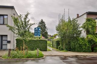 Charmant landhuis op zalige locatie in centrum Edegem – te moderniserenOp een uiterst rustige en gegeerde locatie in het centrum van Edegem bevindt zich dit charmante landhuis op een prachtig perceel van 593 m². De woning combineert karakter, licht en een aangename leefomgeving, en biedt bovendien een uitstekende basis om volledig naar eigen smaak te moderniseren.Geniet van de zonnige tuin en het groene, private karakter van dit unieke eigendom, ideaal voor wie rustig wil wonen in het hart van Edegem en op zoek is naar een woning met veel potentieel.Troeven:✔ Perceel van 593 m²✔ Gegeerde ligging in centrum Edegem✔ Charmante uitstraling en veel potentieel✔ Te moderniseren naar eigen smaak✔ Aangename tuin en terras✔ Nabij winkels, scholen en invalswegenEen unieke opportuniteit voor wie op zoek is naar een charmante woning met renovatiepotentieel op een absolute toplocatie!contacteer ons voor een afspraak op één van onze bezoekmomenten