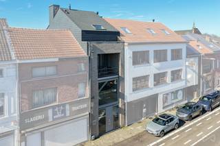 In het hart van Heverlee bevindt zich dit hedendaags opbrengsteigendom (bouwjaar 2010), gekenmerkt door zijn strakke architectuur en multifunctionele invulling. Het gebouw omvat een volledig afgescheiden kantoorruimte en een ruim duplexappartement, wat zorgt voor een interessante combinatie van professioneel en residentieel rendement.<br /><br />De kantoorentiteit strekt zich uit over het gelijkvloers en de eerste verdieping en beschikt over een eigen toegang. Bij het betreden van het pand komt men in een verzorgde onthaalruimte met maatwerk kasten en balie, die naadloos overgaat in een lichtrijke open werkruimte. De grote raampartijen zorgen voor een aangename werkomgeving met veel natuurlijke lichtinval. Verder zijn er een kitchenette en afzonderlijke sanitaire voorzieningen aanwezig. Op de verdieping bevindt zich een afgesloten bureau en een aparte vergaderruimte, wat een duidelijke functionele scheiding mogelijk maakt tussen open werkplekken en discrete overlegmomenten. De kantoorruimte wordt momenteel verhuurd aan € 2.100 per maand en komt vrij op 1 mei.<br /><br />Het duplexappartement, bereikbaar via een aparte inkom, bevindt zich op de tweede en derde verdieping en biedt een comfortabele woonbeleving met mooie volumes. De leefverdieping omvat een inkomhal met gastentoilet, een volledig ingerichte keuken en een aangename, zonnige leefruimte. Op de bovenverdieping bevinden zich twee ruime slaapkamers en een complete badkamer uitgerust met ligbad, douche, wastafel, handdoekradiator en toilet. Daarnaast is er een technische ruimte/wasplaats voorzien. Een ruime zolder biedt bijkomende opslagmogelijkheden. Het appartement is momenteel verhuurd aan € 940 per maand.<br /><br />Beide entiteiten zijn volledig van elkaar gescheiden en beschikken over aparte tellers voor de nutsvoorzieningen, wat het beheer vereenvoudigt en transparant maakt voor huurders. Dankzij de relatief recente bouw, de duurzame materiaalkeuzes en de onderhoudsvriendelijke afwerking kent het gebouw beperkte gemeenschappelijke lasten.<br /><br />De ligging vormt een belangrijke troef: centraal in Heverlee, met vlotte verbindingen naar de E40 en E314 en een goede bereikbaarheid met het openbaar vervoer. Bovendien is er in de nabije omgeving voldoende parkeergelegenheid, wat de commerciële aantrekkelijkheid van het kantoor versterkt.<br /><br />Dit eigendom biedt een stabiele huuropbrengst, flexibiliteit naar de toekomst toe en een aantrekkelijke combinatie van functies op een strategische locatie, een interessante opportuniteit voor investeerders die op zoek zijn naar een solide en veelzijdig rendementspand.