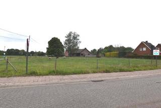 Bouwgrond Lot 1 goedgekeurde verkaveling: groot 12a32ca, open bebouwing, bebouwbare bruto oppervlakte = 175m², gevelbreedte = 11,67m en bouwdiepte...