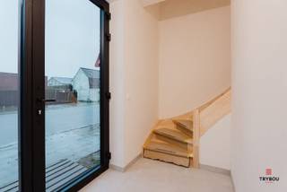 Ruime nieuwbouwwoning gelegen op goede locatie dicht van Poperinge, Watou en Heuvelland.Deze charmante doch ruime woning bestaat uit;GLV: inkomhal,...