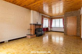 <p><span>Te renoveren gezinswoning, uiterst gunstig gelegen in een rustige omgeving te Sint-Katelijne-Waver - nabij bruisende stad Mechelen.</span></p><p><span> </span></p><p><span>Deze soliede woning biedt vele mogelijkheden en kan na renovatie omgevormd worden tot een ideale thuis. Via de inkomhal betreden we de woonkamer, bestaande uit zithoek en eetplaats met aanpalend de keuken en veranda. Vanuit de leefruimte, veranda en ruime keuken heeft u mooi zicht op de tuin - perfect zuidelijk georiënteerd. In totaal zijn er heden 2 slaapkamers en 1 badkamer voorzien, allen gelegen op het gelijkvloers. Een zeer ruime zolderverdieping, bereikbaar via vaste trap biedt mogelijkheid tot extra kamers. Enkele praktische bergingruimtes, een kelder en een bergzolder bieden voldoende stockageruimte. Parkeergelegenheid is gegarandeerd dankzij een oprit en garage. Indien u niet binnen wenst te vertoeven, kan u heerlijk genieten van de grote tuin, perfect zuidelijk gericht.</span></p><p><span> </span></p><p><span>Absoluut fijn gelegen op fietsafstand van de landelijke dorpskern Pasbrug als ook bruisende stad Mechelen, met scholen, winkels, sport en ontspanning. Vlotte bereikbaarheid via belangrijke invalswegen, fietsostrade, treinstation en openbaar vervoer. Centraal gelegen tussen Brussel en Antwerpen.</span></p><p><span> </span></p><p><span>Bent u op zoek naar een op te frissen woning dat u volledig naar uw wensen kan inrichten? Dan is dit hoogstwaarschijnlijk de woning die u zoekt ! Kom de troeven ter plaatse ontdekken en maak een afspraak: 015/755 444 of info@immovercammen.be </span></p><p><span>Renovatieplicht EPC: binnen 6 jaar na aankoop = verplichte renovatie tot label D of beter.</span></p><p><span> </span></p>