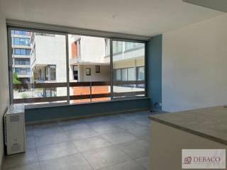 Prachtig en nieuw gerenoveerd 1-slaapkamer appartement, <br /><br />Gelegen op de eerste verdieping, bestaande uit inkomhal, woonkamer, nieuw ingerichte keuken, nieuwe badkamer, aparte slaapkamer en aparte toilet. <br /><br />Epc-waarde: 586 kWh/m².<br /><br />Meer info: www.debaco.be of bel 014/73.77.77