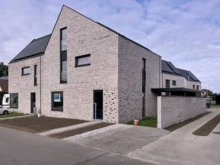 <p>Deze energiezuinige ( E-peil 1!)  woning op lot 2 is een halfopen bebouwing op een perceel van 197m².</p>
<strong>GELIJKVLOERS:</strong> inkom met ruimte voor vestiaire, wc, grote lichtrijke woonkamer met volledig ingerichte open keuken met eiland. Er is een carport voorzien met aanpalende tuinberging.<br /><strong>EERSTE</strong> <strong>VERDIEPING</strong>: dri<span>e slpk, wc, badkamer ingericht met ligbad, inloopdouche en badkamermeubel met dubbele lavabo</span><br /><strong>ZOLDER</strong>: vaste trap naar een grote zolderkamer waar optioneel een  4<sup>de</sup> en 5<sup>de</sup> slaapkamer kunnen afgewerkt worden.<br />D<strong>e interieurafwerking van je woning gebeurt volledig volgens persoonlijke wensen.</strong><strong> </strong>Hiervoor kan je rekenen op de begeleiding, ondersteuning én expertise van ons team en onze partners.<br />Energiezuinige woning dankzij het doorgedreven isolatiepakket, vloerverwarming op beide verdiepingen, ventilatiesysteem D en pakket zonnepanelen. Hierdoor geniet je een VRIJSTELLING van onroerende voorheffing gedurende 5 jaar! <br /><br />De prijs is excl. btw en kosten. Download de brochure op https://durabrik.immo/nijlen-zavelweg.<br /><br />Bij interesse contacteer ons via 09 280 60 60 of info@durabrik.be.<br />Boek je afspraak in onze kijkwoning https://www.durabrik.be/nl/kijkwoningen/nijlen-zavelweg<br /><br />*De beelden en oppervlaktes zijn indicatief.<br /> 