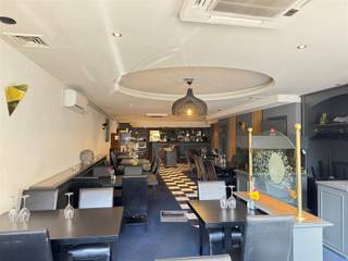 Centraal gelegen handelspand met woonst op een perceel van 491 m². Ingedeeld als volgt: op het gelijkvloers een handelsruimte van 100 m² (momenteel...