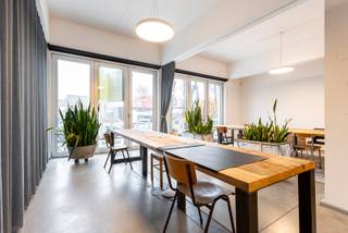 Ontdek dit unieke moduleerbare handelspand uit de jaren '60 op de trendy Slachthuissite.In 2015 is het pand volledig getransformeerd tot een moderne...