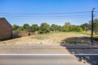 <h2>Riant te bebouwen lot in Blanden: omringd door natuur, vlakbij Leuven</h2><p>Groots lot voor halfopen bebouwing om van te dromen, dat is dit exemplaar die je op de Naamsesteenweg te Blanden zal treffen. Een grondoppervlakte van 8are 04ca met een bebouwbare oppervlakte die je mag categoriseren als majestueus, royaal en subliem. Want tot 565 vierkante meter mogen bouwen… is bijna ongezien. </p><p>Deze 565m2 zijn verdeeld over een gelijkvloers van 213m², gevolgd door een verdieping van 176m². Neem je een hellend in plaats van een plat dak, mag daar nog eens 176m² worden bijgeteld. Zowel een zorgwoning binnen de woning als een kelder zijn toegestaan, en een inpandige garage, die is verplicht. Handig, zo is je wagen echt altijd uit het zicht.</p><p>Een bijkomend voordeel? De breedte waarover jouw gevel zich mag spreiden. Een standaard halfopen gevel bedraagt 7 meter, bij lot 2 bedraagt dit maar liefst 13,95 meter. De stijl, die mag spreken tot je eigen verbeelding. Hedendaags, tijdloos, modern of pastorie: jij bouwt een look en feel naar eigen smaak én in alle glorie. Bovendien mag je tot 100m² complementaire activiteit voorzien: van huisarts, kunstenaar of vertaler tot bakker, psycholoog of digitale verhaler. </p><p>Tot slot is de locatie een riante troef: gelegen aan de rand van Blanden en op 14 minuten – rechtdoor – fietsen van de Leuvense Ring. Zo beland je op de Naamsepoort en van hieruit zijn het de fijnste restaurants en winkels die je scoort. In je huiselijke nabijheid vind je scholen (Heilig Hart Heverlee op 3 kilometer), handelaars en om je hoek een overvloed bos en natuur. En neem je de expressweg (270 meter) dan zit je zo op de E40 achter het stuur. </p><p>Kortom, zie jij jezelf royaal bouwen te Blanden? Geef Jes dan snel een seintje, en zorgen wij dat jij erop zal belanden. </p>