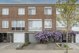 <p><span>Instapklare bel-étage woning met garage en tuin.</span></p><p><span>De woning is gelegen in een rustige "fietsstraat " met zicht op de luchthaven van Deurne.</span></p><p><span> </span></p><p><span>Indeling:</span></p><p><span>Deze woning beschikt over een oprit en een ruime garage met nieuwe sectionaalpoort. Achteraan de gelijkvloerse verdieping treffen we een slaapkamer/hobbyruimte/bureauruimte. Verder is er een wasruimte die toegang biedt aan de tuin.</span></p><p><span>In de tuin bevinden zich een terras, een vijver, een graspartij, en een tuinhuis.</span></p><p><span>Op de eerste verdieping is er een grote leefruimte, alsook een recent vernieuwde keuken met aansluitende opslagruimte, en een gastentoilet.</span></p><p><span>Op de tweede verdieping zijn er 3 slaapkamers en een badkamer met ligbad. </span></p><p><span> </span></p><p><span>Extra info:</span></p><p><span>- EPC: Label B</span></p><p><span>- Elektriciteit: Conform</span></p><p><span> </span></p>