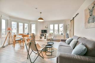 Dit charmante éénslaapkamerappartement is ideaal gelegen vlak bij het centrum van De Haan én het bos, een perfecte combinatie van rust en bereikbaarheid. Met een bewoonbare oppervlakte van 48 m² vormt dit appartement een uitstekende opportuniteit als eerste woonst, tweede verblijf of investering.<br /><br />De lichtrijke woonkamer is verrassend ruim en geniet van maar liefst acht ramen, wat zorgt voor een aangename lichtinval. Ingebouwde kasten, parlofoon en aansluitingen voor internet en distributie verhogen het comfort. De compacte maar praktisch ingerichte keuken is uitgerust met alle nodige toestellen en sluit mooi aan op de leefruimte.<br /><br />De slaapkamer beschikt over een groot raam tot op de grond en een lavabomeubel. Aansluitend bevindt zich de ensuite badkamer met inloopdouche, toilet en ventilatie, volledig betegeld voor een nette afwerking.<br /><br />Het appartement werd gebouwd in 1957, is asbestveilig, beschikt over een conforme elektrische keuring en wordt verwarmd via centrale verwarming op aardgas. Met een EPC-score van 295 kWh/m² (C-label) is er geen renovatieplicht.<br /><br />Een aangenaam, instapklaar appartement op een gegeerde locatie aan zee, waar wonen of investeren hand in hand gaat met comfort en ligging.