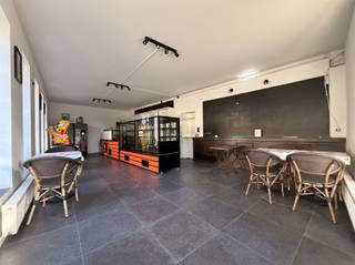 <p><span>ANVERS - Expo :</span><span> Rez-de-chaussée commercial dans un immeuble de coin avec garage, sur un emplacement convoité.</span></p><p><span> </span></p><p><span>Au cœur du quartier Expo, ce rez-de-chaussée commercial parfait bénéficie d'un excellent emplacement (angle Camille Huysmanslaan/Volhardingsstraat). </span></p><p><span> </span></p><p><span>Le rez-de-chaussée est en pierre naturelle.</span></p><p><span>Cuisine. </span></p><p><span>Grande terrasse ensoleillée à l'avant.</span></p><p><span> </span></p><p><span>Garage avec porte sectionnelle automatique compris.</span></p><p><span> </span></p><p><span>PARTICULARITÉS :</span></p><p><span> </span></p><p><span>- Emplacement convoité dans le quartier de l'Expo</span></p><p><span>- Double vitrage et isolation complète</span></p><p><span>- Faibles charges</span></p><p><span>- Nouvelle chaudière individuelle au gaz</span></p><p><span> </span></p>