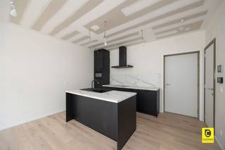 <p><span>Exclusief wonen in 'The Vault': Modern 1-slaapkamerappartement in hartje Antwerpen</span></p><p><span>Droomt u van een luxueuze uitvalsbasis in de bruisende Antwerpse Theaterbuurt? Welkom in 'The Vault', een architecturaal hoogstandje van de hand van Luc Binst. Dit exclusieve nieuwbouwproject combineert de energie van het stadscentrum met de serene rust van een verkeersluwe zijstraat. Hier woont u in een BEN-woning (Bijna Energie Neutraal) van topniveau, waar stijl en duurzaamheid hand in hand gaan.</span></p><p><span> </span></p><p><span>Lichtrijke leefruimte &amp; open keuken</span></p><p><span>Bij binnenkomst ervaart u direct het kwalitatieve karakter van dit appartement van ca. 57 m². Dankzij de kamerhoge raampartijen baadt de leefruimte in het daglicht, wat zorgt voor een heerlijk open en luchtig gevoel. De open keuken is naadloos geïntegreerd in het geheel en afgewerkt met materialen van hoog niveau. Of u nu de dag start met een ontbijt of vrienden ontvangt voor een diner: de ruimte ademt klasse en comfort.</span></p><p><span> </span></p><p><span>Terras</span></p><p><span>Een grote troef is het overdekte terras van ca. 5 m², de perfecte plek om in alle privacy te genieten van een kop koffie of een goed boek.</span></p><p><span> </span></p><p><span>Slaapkamer &amp; Comfort</span></p><p><span>De slaapkamer is een oase van rust, afgewerkt met oog voor detail. De badkamer is modern ingericht met een inloopdouche en een stijlvol lavabomeubel. Daarnaast beschikt het appartement over een praktische berging, wat zorgt voor een opgeruimd interieur. Dankzij de ventilatie type D geniet u bovendien altijd van een gezond binnenklimaat.</span></p><p><span> </span></p><p><span>Duurzaamheid op topniveau</span></p><p><span>Dit appartement is gebouwd met de toekomst in gedachten. Met een energiepeil van 20 of lager is de woning officieel BEN (Bijna Energie Neutraal). De integratie van zonnepanelen zorgt niet alleen voor een duurzame levensstijl, maar ook voor een aanzienlijk lagere energiefactuur.</span></p><p><span> </span></p><p><span>De 'Place to be': Theaterbuurt</span></p><p><span>Alles wat Antwerpen te bieden heeft, ligt aan uw voeten: van de luxueuze boetieks in de Schuttershofstraat en de Meir, tot de culinaire wereldtop bij de nabijgelegen Botanic Sanctuary. Cultuurliefhebbers halen hun hart op met de Bourlaschouwburg en het Stadspark op wandelafstand.</span></p><p><span> </span></p><p><span>De highlights op een rij:</span></p><p><span>- Architecturale klasse: Ontwerp van de befaamde Luc Binst.</span></p><p><span>- Uiterst energiezuinig: BEN-woning (E20 of lager) inclusief zonnepanelen.</span></p><p><span>- Toplocatie: Gelegen in het hart van de Theaterbuurt, nabij de Botanic Sanctuary en de Meir.</span></p><p><span>- Instapklaar: Hoogwaardige afwerking met veel lichtinval door riante raampartijen.</span></p><p><span>- Buitenplezier: Overdekt terras van ca. 5 m² met zicht op de groene binnentuin.</span></p><p><span> </span></p><p><span>Bent u op zoek naar een unieke woonst of een slimme investering in het kloppend hart van Antwerpen? Dit is uw kans. Neem snel contact op voor een bezichtiging!</span></p><p><span> </span></p><p><span>*Verkoop onder 21% btw.</span></p>