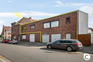 <p><span>Te renoveren, ruim 2-slaapkamerappartement (ca. 111 m²) met garagebox en berging in hartje Aartselaar</span></p><p><span>Op wandelafstand van het centrum van Aartselaar en met een uitstekende verbinding naar de A12, vindt u dit lichtrijke en ruime appartement met privatieve inkomhal, grote garagebox en handige berging. Dankzij de aparte nutsvoorzieningen en het ontbreken van maandelijkse gemeenschappelijke kosten, geniet u hier van een zeer voordelige woonst.</span></p><p><span> </span></p><p><span>Indeling</span></p><p><span> </span></p><p><span>Privatieve inkomhal</span><span><br /></span><span>U betreedt het appartement via de aparte inkomhal die tevens toegang biedt tot de ruime berging – ook langs de straat bereikbaar.</span></p><p><span> </span></p><p><span>Leefruimte & keuken</span><span><br /></span><span>De zonnige leefruimte op de eerste verdieping baadt in het natuurlijk licht. Aansluitend bevindt zich de gesloten, ingerichte keuken met voldoende kastruimte.</span></p><p><span> </span></p><p><span>Badkamer & slaapkamers</span><span><br /></span><span>Achteraan het appartement liggen twee volwaardige slaapkamers. De badkamer beschikt over een bad, douche en toilet.</span></p><p><span> </span></p><p><span>Garagebox</span><span><br /></span><span>Een ruime garagebox is inbegrepen in de vraagprijs – een grote meerwaarde in deze buurt.</span></p><p><span> </span></p><p><span>Troeven</span></p><ul><li><span>Aparte inkomhal</span></li><li><span>Ruim appartement van ca. 111 m²</span></li><li><span>Inclusief garagebox en berging</span></li><li><span>Geen maandelijkse gemeenschappelijke kosten</span></li><li><span>Alle nutsvoorzieningen zijn apart</span></li><li><span>Vernieuwd en geïsoleerd dak (2022)</span></li><li><span>Op wandelafstand van winkels, openbaar vervoer en het dorpscentrum</span></li><li><span>Stevige betonconstructie</span></li><li><span>Beschikbaar bij akte</span></li></ul><p><span>Dit appartement biedt bijzonder veel potentieel voor wie op zoek is naar een ruime woonst die volledig naar eigen smaak kan worden afgewerkt. </span><span>Mis deze unieke kans niet!</span></p><p><span> </span></p><p><span>Renovatieplicht</span></p><p><span>Dit pand is onderhevig aan de renovatieverplichting die door de Vlaamse overheid wordt opgelegd voor residentiële gebouwen.<br />Consulteer voor meer informatie :<br />https://www.vlaanderen.be/een-woning-kopen/renovatieverplichting-voor-residentiele-gebouwen<br />Het lage energiepeil kan aangewend worden om bij renovatie gebruik te maken van verschillende renovatiepremies.<br />https://www.vlaanderen.be/premies-voor-renovatie </span></p><p><span> </span></p><p><span> </span></p>