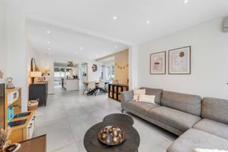 Instapklare, volledig gerenoveerde halfopen bebouwing in doodlopende straat te Nieuwkerken-Waas<br /><br />Welkom in deze prachtig gerenoveerde halfopen woning, rustig gelegen in een doodlopende straat in Nieuwkerken-Waas, met een uitstekende bereikbaarheid en alle voorzieningen vlakbij Sint-Niklaas.<br /><br />De ligging is een grote troef: op wandelafstand van het treinstation (verbindingen naar Gent en Antwerpen), met vlotte fietsverbinding en snelle aansluiting op E17 en E34. In de directe omgeving vind je supermarkten, bakkers, slager, frituren, apotheek, een shoppingcenter en het Provinciaal Domein De Ster voor sport en ontspanning.<br /><br />De woning biedt ca. 166 m² bewoonbare oppervlakte en werd volledig gerenoveerd met kwalitatieve materialen. Ze is instapklaar, energiezuinig (EPC B) en onderhoudsvriendelijk, zowel binnen als buiten.<br /><br />Via de inkomhal bereik je een praktische berging met aansluiting voor wasmachine en droogkast. Extra berging is voorzien in de kelder.<br /><br />De lichtrijke woonkamer met grote raampartijen sluit aan op de open, volledig uitgeruste keuken - ideaal om gezellig samen te koken en te genieten.<br /><br />Op de eerste verdieping bevinden zich twee slaapkamers en een badkamer. De tweede verdieping telt een derde slaapkamer met ingemaakte kasten.<br /><br />De onderhoudsvriendelijke tuin met vijver en terras vormt een extra troef. De vijver is momenteel veilig afgewerkt voor kinderen en huisdieren, maar kan aangepast worden of omgevormd tot zwemvijver.<br /><br />Verder beschikt de woning over een ruime aparte garage, een oprit voor twee à drie wagens en voldoende parkeergelegenheid in de straat.<br /><br />Ideaal voor wie comfortabel en zonder renovatiestress wil wonen op een strategische locatie.<br /><br />Beschikbaar begin oktober.