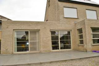 Deze instapklare goed onderhouden driegevelwoning (bouwjaar 2005), is uitstekend gelegen in een residentiële wijk in een rustige doodlopende straat in Eppegem. <br /><br />De woning is gunstig gelegen en vlot bereikbaar dankzij de nabijheid van de E19. Winkels, scholen en openbaar vervoer bevinden zich op wandelafstand, wat een extra troef is. <br /><br />De moderne woning met inpandige garage, heeft een EPC label B en een hoogwaardige afwerking.<br />Via de ruime inkomhal, voorzien van een gastentoilet, een slaapkamer/bureau en kleine badkamer met douche en lavabo, betreedt u de woning.<br /><br />De moderne leefruimte met zicht op een groot terras en de tuin, combineert een lichtrijke living en eetplaats. Er heerst een gezellige sfeer met parketvloer, gaskachel en veel natuurlijk lichtinval.<br /><br />Aansluitend bevindt zich de ruime hedendaagse keuken die grenst aan de garage met een praktische berging. <br /><br />De garage is uitgerust met een lavabo, aansluiting voor de wasmachine en herbergt ook de technische ruimte met condensatieketel, waterverzachter, elektriciteitskast, gasmeter en omvormer voor de zonnepanelen.<br />Onder de garage bevindt zich de kruipkelder. <br />De ruime oprit biedt bijkomende parkeermogelijkheden.<br />Vanuit de garage bereikt u via het zijterras de west-gerichte tuin en het hoofdterras. <br /><br />De woning wordt verwarmd met een condensatieketel, de benedenverdieping met vloerverwarming en de bovenverdieping met radiotoren. Bijna alle ramen zijn voorzien van automatische rolluiken en verluchtingsroosters. <br /><br />Op de eerste verdieping vindt u een ruime badkamer met ligbad, lavabo en toilet. Er zijn twee ruime slaapkamers en een berging aanwezig.<br /><br />Via een zoldertrap bereikt u de volledig geïsoleerde zolder die nog kan ingericht worden naar smaak. <br /><br />Extra troeven:<br />•EPC label B<br />•Kwalitatief hoge afwerkingsgraad<br />•Vloerverwarming op het gelijkvloers<br />•Zonnepanelen<br />•Condensatie ketel Viessmann <br />•Volledig omheind perceel (381 m²)<br />•Inpandige garage<br />•Geïsoleerde zolder<br />