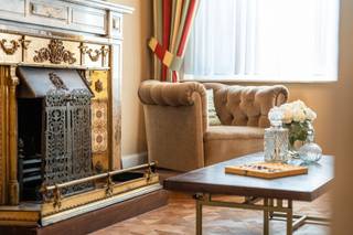 In het centrum van het historische Gent, vlakbij de Coupure, bevindt zich deze statige en karaktervolle herenwoning. Met een bewoonbare...