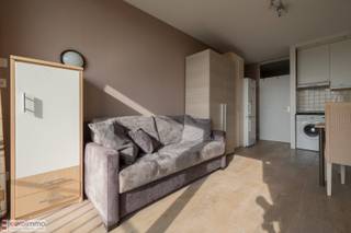 Ce studio meublé est extrêmement ensoleillé et dispose d'une charmante terrasse.<br /><br />Situé au neuvième étage, il offre une vue imprenable sur la ville de Nieuport. EPB: 169.