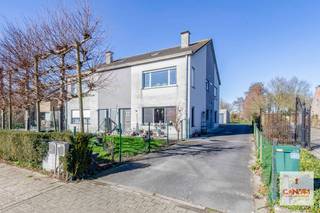 Dit op te frissen gelijkvloers appartement bevindt zich nabij het centrum van Lievegem met winkels en scholen op korte afstand. Daarnaast geniet u...