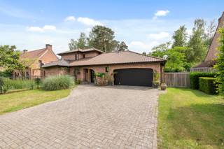 <p><span>Exclusieve Spaanse villa met 3 slaapkamers, poolhouse, zwembad en unieke haciënda-sfeer in Halle-Zoersel</span></p><p><span>In een rustige en residentiële straat in het geliefde Halle-Zoersel bevindt zich deze uitzonderlijke en karaktervolle Spaanse villa op een prachtig aangelegd perceel. De woning ademt sfeer, charme en vakantiegevoel dankzij haar unieke architectuur en de prachtig aangelegde tuin geïnspireerd op een authentieke haciënda.</span></p><p><span>Via de inkomhal komen we terecht in de stijlvolle open keuken met centraal kookeiland. Deze vormt het hart van de woning en sluit enerzijds aan op de lichtrijke veranda met prachtig zicht op de tuin en het zwembad, anderzijds op de warme en gezellige woonkamer. De leefruimte straalt karakter uit dankzij de zichtbare houten balken, de open haard </span></p><p><span>Op het gelijkvloers bevindt zich de royale masterbedroom met dressing en een luxueus vernieuwde badkamer uitgerust met ligbad, inloopdouche en wastafel. </span></p><p><span>Op de verdieping bevinden zich nog twee extra slaapkamers en een tweede badkamer met douche, toilet en lavabo.</span></p><p><span>De volledig aangelegde tuin vormt zonder twijfel één van de absolute blikvangers van deze eigendom. Het ruime terras, het zwembad, de exotische beplanting en de verschillende gezellige zithoeken creëren een unieke vakantiesfeer. Achteraan het perceel bevindt zich bovendien een groot poolhouse met eigen douche, ideaal als ontspanningsruimte, gastenverblijf of zomerbar.</span></p><p><span>Extra troeven:</span></p><ul><li><span>Unieke Spaanse villa met haciënda-uitstraling </span></li><li><span>Rustige toplocatie in Halle-Zoersel </span></li><li><span>3 volwaardige slaapkamers </span></li><li><span>Open keuken met kookeiland </span></li><li><span>Ruime en lichtrijke veranda </span></li><li><span>Groot poolhouse met douche </span></li><li><span>Dubbele inpandige garage </span></li><li><span>2 badkamers </span></li><li><span>Zonnepanelen aanwezig </span></li><li><span>Dak vernieuwd in 2022 </span></li><li><span>Instapklaar en perfect onderhouden </span></li><li><span>Prachtig aangelegde tuin met zwembad en volledige privacy </span></li><li><span>Karaktervolle architectuur met warme materialen en authentieke elementen </span></li></ul><p><span>Een unieke en zeldzame eigendom voor liefhebbers van charme, luxe en zuiderse sfeer, gelegen op een toplocatie in het groene Halle-Zoersel.</span></p><p><span>Interesse? Contacteer ons vandaag nog voor een exclusief bezoek ter plaatse.</span></p>