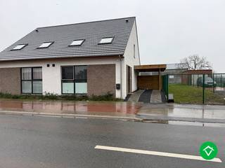 Deze woning is gelegen langs een gunstige weg zeer kortbij de kern van Sint-Eloois-Winkel.De indeling is als volgt: oprit - inkomhal - WC -...