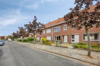 <p><span>Gunstig gelegen volledige gerenoveerde gezinswoning met 4 slpks - 2 badkamers - tuin &amp; garagebox. </span></p><p><span> </span></p><p><span>We vinden deze volledige gerenoveerde woning in een rustige woonwijk. </span></p><p><span>De woning is voorzien van alle comfort en instapklaar. </span></p><p><span>Achtergelegen garagebox inbegrepen in de prijs toegankelijk via tuin. </span></p><p><span>Woning zelf omvat op het gelijkvloers aangename en ruime living, volledig ingerichte keuken (vaatwas miele, ijskast, combi-oven...)</span></p><p><span>Vanuit de veranda die ingericht is als wasplaats doorgang naar de tuin en de achtergelegen garagebox. </span></p><p><span>Op de 1e verdieping 3 slaapkamers (16, 12 en 7 m²) + badkamer en afzonderlijk toilet. </span></p><p><span>Onder dak volledig ingerichte zolderkamer van maar liefst 25 m² met 2e volledig ingerichte badkamer (met ligbad)</span></p><p><span> </span></p><p><span>* 4 slaapkamers (mogelijkheid tot 5)</span></p><p><span>* 2 badkamers</span></p><p><span>* 3 toiletten</span></p><p><span>* tuin en garagebox</span></p><p><span> </span></p>