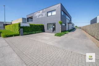 Deze energiezuinige open bebouwing is gelegen in het industrieterrein Verrekijker te Wingene. Deze ligging garandeert een vlotte verbinding naar...