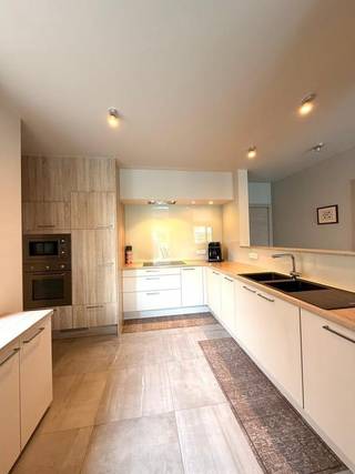 Deze prachtige halfopen bebouwing, gebouwd eind 2014, combineert ruimte, comfort & energiezuinig wonen. Met een EPC-label A, 10 zonnepanelen en kwalitatieve afwerking is deze woning volledig instapklaar.<br /><br />Bij aankomst beschikt u over een grote inpandige garage met elektrische poort en 2 autostaanplaatsen. Via de ruime inkomhal met ingemaakte kasten & afzonderlijk gastentoilet betreedt u de woning. De woning is uitgerust met een centrale alarminstallatie.<br /><br />De lichtrijke woon- en leefruimte vormt met de open keuken het hart van de woning. De keuken is uitgerust met kwalitatieve toestellen en biedt alle comfort voor dagelijks gebruik. De aanwezigheid van vloerverwarming, airconditioning & professioneel geplaatste zonnewering houdt de leefruimte steeds op ideale temperatuur.<br /><br />Via de leefruimte heeft u toegang tot het ruime terras en de volledig omheinde, onderhoudsvriendelijke tuin met tuinhuis. Een ideale plek om in alle rust te genieten.<br /><br />De eerste verdieping bereikt u via een stijlvol afgewerkte natuurstenen trap met sfeerverlichting. Hier bevinden zich 2 ruime slaapkamers, waaronder een master bedroom met ingemaakte kleerkast. Daarnaast is er een praktische wasplaats met aansluitingen voor wasmachine en droogkast en voldoende bergruimte. Op de nachthal bevindt zich een afzonderlijk toilet. De moderne, lichtrijke badkamer is uitgerust met ligbad, inloopdouche en badkamermeubel met dubbele wastafel. Ook deze verdieping beschikt over airconditioning.<br /><br />Via dezelfde hoogwaardige trap bereikt u de 2e verdieping. Hier bevinden zich nog 2 slaapkamers. Eén slaapkamer biedt de mogelijkheid om een aangrenzende dressing of een 5de slaapkamer in te richten.<br /><br />De woning geniet een uitstekende ligging, op korte afstand van Aalst en heeft een vlotte bereikbaarheid. Tegelijk ervaart u hier de rust en het groene karakter van Hofstade.<br /><br />Als extra troef werd de woning recent professioneel geschilderd. Interesse? Neem gerust contact op voor meer info of een bezichtiging.
