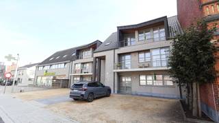 Dit aangename appartement is gelegen op de tweede verdieping van een kleinschalige en gezellige residentie in Ardooie. Dankzij de centrale ligging in de Roeselaarsestraat bevinden winkels, horecazaken, scholen en andere dagelijkse voorzieningen zich vlot in de nabije omgeving. Ook Roeselare en omliggende gemeenten zijn gemakkelijk bereikbaar dankzij de goede verbindingen met de belangrijkste invalswegen.<br /><br />Via de inkomhal kom je meteen terecht in de lichtrijke woonkamer, die dankzij de open indeling mooi aansluit op de keuken. De lichtrijke woonkamer sluit mooi aan op de open keuken, waardoor een aangename en gezellige leefruimte ontstaat. De keuken is volledig uitgerust met een koelkast met diepvriesvak, oven, keramische kookplaat met dampkap, vaatwasmachine en spoeltafel.<br /><br />Verder omvat het appartement twee slaapkamers, een apart toilet, een badkamer en een praktische berging. De badkamer is voorzien van een dubbel badkamermeubel en een ligbad. Een extra troef is de ruime zolder, die rechtstreeks bereikbaar is vanuit de berging en heel wat extra bergruimte biedt.<br /><br />Zowel aan de voor- als achterzijde beschikt het appartement over een terras. De ramen aan de achterzijde zijn bovendien uitgerust met een zonnescreen.<br />Achteraan de residentie bevindt zich een <strong>garage met automatische garagepoort, 75 euro per maand. </strong><br /><br />Het appartement wordt verwarmd via centrale verwarming op aardgas en beschikt over dubbele beglazing.<br />De <strong>gemeenschappelijke kosten bedragen 50 euro per maand.</strong><br /><br />Kortom, een gezellig en instapklaar appartement met twee slaapkamers, twee terrassen en een ruime zolder, gelegen in een kleinschalige residentie op een vlot bereikbare locatie in Ardooie! <br /><br /><strong>Beschikbaar vanaf 1 januari 2027.</strong><br /><br /><u>Interesse in dit appartement? </u><br />Surf naar <u>www.dicasa.be,</u> open de pagina van deze woning en vul via de knop 'Bezoek aanvragen' een kort profiel in.<br />Vervolgens nemen wij contact met u op om een bezoek in te plannen. Telefonisch kunnen geen afspraken worden gemaakt.<br />