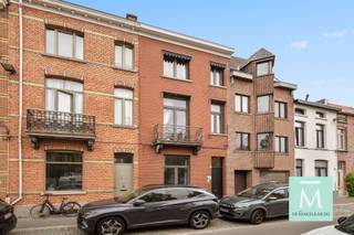 <p><span>Opbrengsteigendom/ herenwoning in het centrum van Mechelen</span></p><p><span>Deze opbrengsteigendom, gelegen op een A-locatie in Mechelen, biedt een unieke combinatie van ruimte en mogelijkheden voor een groeiend gezin of als investering. Met 189 vierkante meter woonoppervlak is er volop plaats voor comfort en ontplooiing.</span></p><p><span>De woning is momenteel verhuurd als 3 1-slaapkamerappartementen met eigen sanitair en keuken. En is dus een ideale investering.</span></p><p><span>Het gelijkvloers appartement beschikt over een gezellige stadskoer en het eerste verdiep over een eigen terras.</span></p><p><span>De woning kan ook terug omgevormd worden tot een authentieke ruime herenwoning. Gezien deze opportuniteit gelegen is aan de stadsrand van Mechelen bevindt u zich vlakbij alle voorzieningen (scholen, winkels, openbaar vervoer,...) en heeft u bovendien een vlotte verbinding naar Antwerpen-Brussel-Leuven.</span></p><p><span>De woning is ook gelegen vlakbij het Sint-Maarten-Ziekenhuis.</span></p><p><span>Op zoek naar ontspanning? Dat is geen probleem want met deze ligging bent u vlakbij talrijke parken (Vrijbroekpark, Tivolipark, Mechels Broek,...), de Leuvense Vaart, Planckendael,... ideaal voor een ontspannende dag met het gezin.</span></p><p><span>Heeft u interesse in deze interessante woning? Aarzel dan zeker niet om ons te contacteren voor meer informatie of een bezoek! (info@demakelaaerdij.be of 015/20.20.82)</span></p><p><span> </span></p>