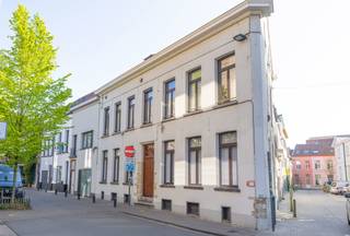 LIGGING<br />Welkom aan Ramen 4, een unieke locatie in het bruisende hart van Gent. Gelegen op wandelafstand van Korenmarkt, het Gravensteen en de gezellige Leieboorden, combineert deze studio absolute bereikbaarheid met het charmante karakter van het historische stadscentrum.<br />Met zijn centrale ligging is Ramen 4 vlot bereikbaar te voet, per fiets, met het openbaar vervoer én de wagen. De omgeving bruist van de energie: hippe koffiebars, lunchadresjes, lokale winkels en culturele hotspots bevinden zich letterlijk om de hoek. Ook als student vormt deze locatie de perfecte uitvalsbasis.<br /><br />INDELING<br />Het gebouw bestaat uit 3 appartementen, 6 studio's en 2 garage's. Alle entiteiten beschikken over een conformiteitsattest en zijn momenteel verhuurd.<br /><br />Voor meer info contacteer Arthur 0473909094