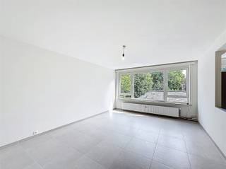 BEZOEK? Contacteer ons op het nummer 09.225.00.78. Dit appartement beschikt over een ruime leefruimte van 23 m². De keuken is uitgerust met een...