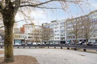 Aan een rustig, gezellig pleintje in het hart van Aalst bevindt zich dit gerenoveerde zuid-oost gerichte drie-slaapkamer appartement. De...