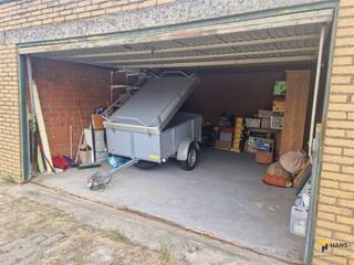 Ruime dubbele garagebox te koop in Merksem op centrale locatie. De garage is gelegen tussen de Laarsebaan en Kruisbaanvelden. De garagebox is...