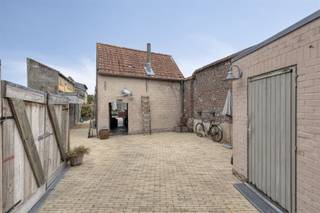 <p>Welkom in deze karaktervolle woning in Eeklo, gelegen in een aangename straat met een combinatie van authentiek vakwerk en hedendaags comfort. De woning beschikt over <strong>190 m² bewoonbare oppervlakte</strong> en een <strong>perceel van 350 m²</strong>, met een onderhoudsvriendelijke binnenkoer en ruime groene aangelegde tuin. </p><p><strong>Drie slaapkamers</strong> bieden ruimte aan een groeiend gezin of meerdere werkplekken thuis. De hoofdslaapkamer heeft een rustige uitstraling en een extra kamer die flexibel inzetbaar is als bureau, dressing of speelruimte.</p><p><strong>Twee badkamers</strong> die comfort bieden voor het hele gezin. Op de verdieping bevindt zich een badkamer met inloopdouche en wastafel, en op het gelijkvloers is een tweede badkamer met een vrijstaand bad en douche.</p><p><strong>Ruime en lichte woonkamer</strong> met een open verbinding naar de keuken, een gezellige gashaard en grote ramen die zorgen voor veel daglicht en een warme sfeer. De tegelvloer en de indeling geven een ruimtelijk gevoel.</p><p><strong>Moderne keuken</strong> voorzien van hoogwaardige apparatuur. De opvallende rode 6-pits fornuis zet een karaktervolle toon en er is meer dan voldoende kastruimte en werkblad voor gezellige kookmomenten.</p><p><strong>Aangelegde buitenruimte</strong> met een lange strakke zwemvijver, omgeven door groene beplanting. De ruime patio en de praktische buitenberging maken deze plek ideaal voor buitenleven, barbecues en ontspanning.</p><p><strong>Opslag met veel potentieel,</strong> met een kelder en een zolder en verschillende buitenbergingen die multifunctioneel zijn. De zolder met houten balken kan nog naar eigen zin en smaak afgewerkt worden.</p><p><strong>Locatie</strong> – centraal in Eeklo, nabij winkels, horeca, scholen en openbaar vervoer. Een uniek huis met veel karakter, ruimte en potentieel voor wie houdt van wonen met stijl en comfort.</p><p>Voor meer info (plannen ter inzage op kantoor) en een verhelderend bezoek mag u Bert telefonisch contacteren op het nummer 0496/33.24.56 en mailen naar Bert@maximm.be.</p>