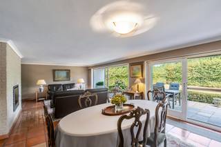 Deze ruime woning, gelegen aan Kuitenberg 29 te Lievegem, bevindt zich op een mooi perceel van maar liefst 1.150 m² en biedt met een bewoonbare oppervlakte van 217 m² heel wat ruimte en mogelijkheden.<br /><br />De woning werd gebouwd in 1976 en beschikt over een praktische en comfortabele indeling.<br /><br />U wordt verwelkomd in de inkomhal die toegang biedt tot de ruime woonkamer, open bureauruimte en keuken. Verder beschikt de woning over een badkamer met ligbad en douche en drie volwaardige slaapkamers. De inpandige garage zorgt voor extra comfort en praktische bergruimte.<br /><br />Buiten geniet u van een ruim terras en een royaal perceel rondom de woning. Een aangename plek om in alle rust van de buitenruimte te genieten. Het aanwezige tuinhuis biedt bovendien extra opbergruimte voor tuinmateriaal, fietsen of andere benodigdheden.<br /><br />Troeven: ruim perceel van 1.150 m² – 217 m² woonoppervlakte – 3 slaapkamers – inpandige garage – tuinhuis - ruim terras.<br /><br />Bij vragen of interesse om het pand te bezichtigen? Contacteer ons via 09 395 05 40 of verkoop@concept-home.be