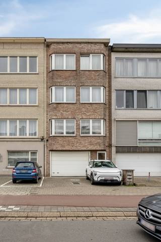 <p>OP ONZE WEBSITE KAN U ALLE FOTO'S, DE VOLLEDIGE BESCHRIJVING EN DE DOCUMENTEN TERUGVINDEN<br /><br />Het gebouw bestaat uit drie ruime appartementen van elk ca. 99 m², aangevuld met een gemeenschappelijke garage en een binnenplaats op het gelijkvloers.</p>
<p>Dankzij de gunstige ligging geniet je van een vlotte verbinding naar de stad, omliggende gemeenten en de haven van Antwerpen. Winkels, scholen en openbaar vervoer bevinden zich op wandelafstand, met ook enkele groenzones in de buurt.</p>
<p><strong><u>Indeling:</u></strong></p>
<p>- Gelijkvloers: 2 inpandige staanplaatsen en een ruime binnenplaats (mogelijkheid tot plaatsen garages)</p>
<p>- 1e verdieping: 2 slpk – verhuurd – EPC label C, score 218 kWh/m² jaar</p>
<p>- 2e verdieping: 2 slpk – verhuurd – EPC label A, score 97 kWh/m² jaar</p>
<p>- 3e verdieping: 2 slpk– verhuurd – EPC label B, score 125 kWh/m² jaar</p>
<p><strong><u>Verhuur:</u></strong></p>
<p>Alle units zijn verhuurd aan correct betalende huurders. Huurprijzen worden op aanvraag meegedeeld.</p>
<p><strong><u>Technisch:</u></strong></p>
<p>- dak vernieuwd en geïsoleerd (Pirotherm, 19 cm)</p>
<p>- PVC-ramen met dubbele beglazing</p>
<p>- Verwarming via niet-condenserende gasketels<br /><br />Voor meer info of een bezoek ter plaatse kan u vrijblijvend contact opnemen met Stephanie via stephanie@reds.be of telefonisch op 0476/90 95 94</p>
<p></p>
