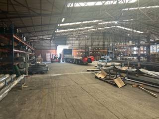 <span>Dit uitzonderlijk ruim industrieel magazijn van circa 6.900 m² is gelegen in Schoonaarde, langs de Steenweg naar Wetteren 16B, en geniet van een vlotte bereikbaarheid voor zowel lokaal als regionaal verkeer. Dankzij de strategische ligging nabij belangrijke verbindingswegen is het pand ideaal voor logistieke activiteiten, opslag of productie.</span><br /><br /><span>Het magazijn is perfect inzetbaar als opslagruimte en/of atelierruimte en beschikt over:</span>
<ul>
	<li><span>15 à 20 parkeerplaatsen op eigen terrein</span></li>
	<li><span>Twee grote sectionaalpoorten, wat laden en lossen bijzonder efficiënt maakt</span></li>
	<li><span>Ingerichte kantoorruimte</span></li>
	<li><span>Kitchenette met sanitair</span></li>
</ul>
<u><strong><span>Ligging &amp; bereikbaarheid</span></strong></u><br /><span>Gelegen langs een belangrijke invalsweg, met een vlotte aansluiting richting Wetteren, Dendermonde en omliggende industriële zones. Geschikt voor vrachtverkeer.</span><br /><br /><u><strong><span>Beschikbaarheid</span></strong></u><br /><span>Februari / maart 2026</span><br /><br /><span>Meer info of bezoek via Thomas – 0475 32 51 89</span>
