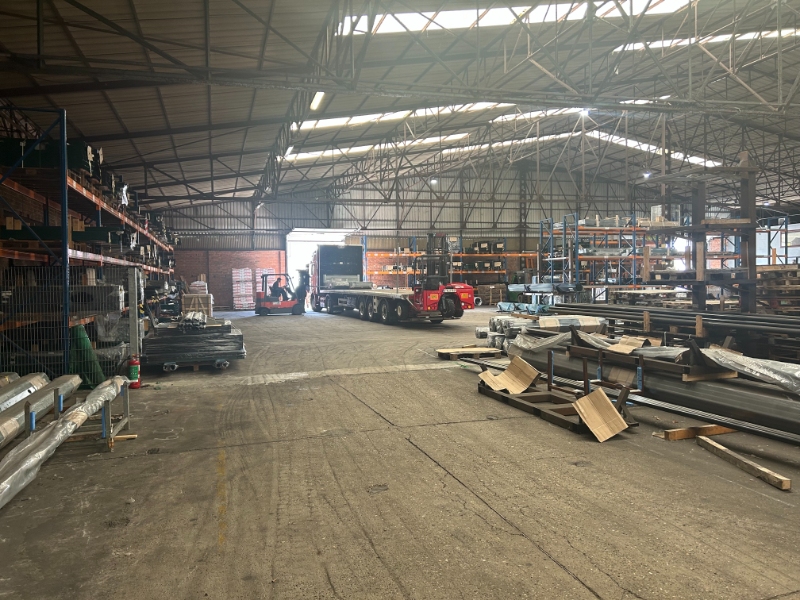 Ruim industrieel magazijn van ca. 6.900 m² met parkeerfaciliteiten - foto 3