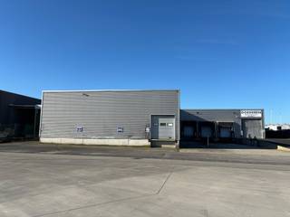 Langs de Rijksweg te Roeselare met een grote zichtbaarheid bevindt zich dit bedrijfsgebouw te koop bestaande uit een magazijn/loods/werkplaats van...