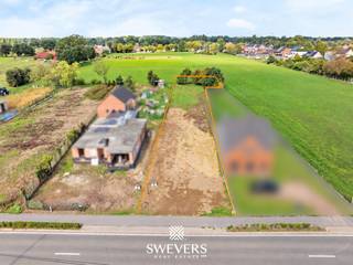 Voor meer info en foto’s, surf naar www.swevers.be – Deze bouwgrond in Laakdal vormt een interessante opportuniteit voor wie ruimte, rust en een toekomstgerichte woonomgeving weet te waarderen. Het perceel is gelegen in een residentiële buurt met een aangenaam groen karakter en biedt een mooie balans tussen openheid en privacy. Met een totale oppervlakte van 12 are en 63 centiare is er voldoende plaats om een kwalitatief woonproject te realiseren.<br />De bouwgrond beschikt over een perceelbreedte van 11 meter en een uitzonderlijke diepte van 91,95 meter. Dankzij deze gunstige vorm zijn er mogelijkheden voor het bouwen van een halfopen bebouwing, mits het bekomen van de nodige vergunningen. De noordelijke oriëntatie laat toe om de woning doordacht te positioneren en optimaal gebruik te maken van licht en ruimte. De royale diepte biedt bovendien tal van mogelijkheden voor een ruime tuin of extra buiteninrichting.<br />De ligging is een grote troef: rustig wonen met alle nodige voorzieningen binnen handbereik. Scholen bevinden zich op ongeveer 500 meter, wat het perceel bijzonder aantrekkelijk maakt voor gezinnen. Winkels, ontspanningsmogelijkheden en openbaar vervoer zijn vlot bereikbaar op circa 1 kilometer. Daarnaast liggen belangrijke invalswegen en snelwegen op ongeveer 3 kilometer, wat zorgt voor een goede verbinding met omliggende gemeenten en steden.<br />Deze bouwgrond combineert een mooie perceeloppervlakte met een praktische ligging en vormt een solide basis voor het realiseren van een comfortabele woning in Laakdal. Voor meer informatie, bel 011 255 155.