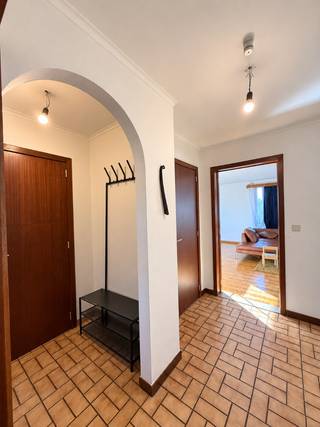 TE HUUR - ZWIJNAARDE. Op de tweede verdieping van een gebouw bevindt zich dit ruime appartement met twee volwaardige slaapkamers. De lichte woonkamer ademt karakter dankzij de warme parketvloer en biedt alle ruimte voor een gezellige zit- en eethoek. De vintage uitstraling geeft het appartement een eigen charme.<br /><br />Vanuit de inkomhal bereikt u het aparte toilet, de woonkamer, de keuken met aansluitende berging, de twee ruime slaapkamers en de badkamer. Een aangename plek voor wie houdt van licht, ruimte en een interieur met karakter.<br /><br />Huurprijs: € 940 per maand, plus € 70 algemene kosten per maand. Een garage kan optioneel bijgehuurd worden voor € 75 per maand.<br />EPC: Label B: cide 0003608721_RES1