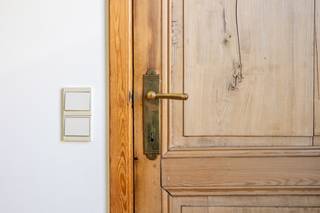 IN OPTIE !! Lichtrijke gezinswoning waar binnen en buiten naadloos in elkaar overlopen. Deze woning ligt in een aangename, gegeerde buurt in Ekeren, op een plek waar alles mooi samenkomt: rustig wonen, maar toch vlakbij scholen en belangrijke invalswegen.<br />Van bij het eerste aanzicht voel je dat hier meer achter schuilt. De brede gevel geeft het al prijs, en eenmaal binnen wordt dat gevoel alleen maar bevestigd. De inkomhal is ruim en praktisch, de leefruimte warm en uitnodigend, een plek waar je je meteen thuis voelt. Achteraan loopt alles mooi door naar de veranda en open keuken, met zicht op de tuin. Hier zit potentieel om echt iets moois van te maken.<br />Tussen de verdiepingen vind je nog een extra hoekje dat zich perfect leent als bureau of speelhoek , zo’n plek die je naar eigen invulling kan laten meegroeien met je leven.<br />Boven zijn er drie slaapkamers en een badkamer onder het dak, waar de veluxramen zorgen voor een zachte, natuurlijke lichtinval die de ruimtes extra aangenaam maakt.<br />Buiten is het minstens even fijn: een zonnig zuidgericht terras, een privatieve tuin waar je in alle rust kan genieten, en achteraan een stevig tuinhuis. De achtertoegang via de servitudeweg is een praktische troef die je elke dag zal appreciëren.<br />Ja, deze woning vraagt wat opfrissing. Maar net daarin zit de kans: hier kan je stap voor stap jouw eigen thuis creëren, op een locatie die altijd waarde behoudt.<br />Een woning met karakter, ruimte en vooral veel mogelijkheden.<br />Interesse? Bel Katrin op 03/283 44 00 of mail naar Katrin@wollaertvastgoed.be