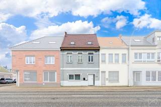 <p><strong><u>1/ Benedenverdieping:</u></strong></p>
<p><strong>-Gemeenschappelijke Inkomhal </strong>:</p>
<p><strong>- Woonkamer </strong>: Bestaande uit een zithoek, eethoek en <strong>open keuken.</strong></p>
<p><strong>- Open keuken: </strong>: Vernieuwd en standaard ingericht. Reeds voorzien van keukenmeubel met dubbele spoelbak,vaatwasmachine en elektrische kookplaat met dampkap Grenst aan de woonkamer.</p>
<p><strong>- Badkamer </strong>: volledig betegeld en vernieuwd met keukenmeubel inclusief wastafel, inloopdouche, WC, venieuwde CV.</p>
<p><strong>- Nachthal: </strong>geeft<strong> </strong>via de achterdeur uit op de tuin.</p>
<p><strong>- Slaapkamer 1</strong></p>
<p><strong>- Slaapkamer 2 </strong></p>
<p><strong>- Slaapkamer 3 </strong></p>
<p><strong><u>4/ Buitenzijde: </u></strong></p>
<p><strong>- Oprit: </strong>via de achteraangrenzende straat bereikt u via de oprit de uitpandige<strong> garage </strong> en tuin.</p>
<p><strong>- aparte, uitpandige garage </strong></p>
<p><strong><u>6/ Diversen:</u></strong></p>
<p><strong>- Ligging:</strong> gelegen nabij het winkelcentrum, treinstation, scholen, openbaar vervoer en autostrades E 313 en E314.</p>
<p>-<strong>-Pluspunten: </strong>vernieuwde, nette woning. Garage bereikbaar langs achteraangrenzende straat.</p>
<p><strong>- Staat: </strong>Degelijke, vernieuwde,energievriendelijke woning.</p>
<p><strong>- Afwerking: </strong>alle ramen, vloeren, keuken en sanitair zijn vernieuwd, verwarmd op vernieuwde aardgasketel.</p>