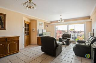 <p><span>Op zoek naar een goed onderhouden appartement in het centrum van Vilvoorde? Dan is dit aangename 1-slaapkamerappartement uit 2002  het ontdekken waard. Ze combineert een centrale ligging met een verrassend open zicht aan de voorzijde én een rustig terras aan de achterzijde. Via de inkomhal krijgt u toegang tot het aparte toilet en de praktische bergruimte. Vervolgens komt u in de aangename leefruimte, die dankzij het balkon geniet van een mooi open zicht. Aansluitend bevindt zich de praktische keuken, ideaal ingericht voor dagelijks comfort. Via de nachthal bereikt u de badkamer en de slaapkamer. De slaapkamer geeft uit op het tweede terras aan de rustige achterzijde van het gebouw – een aangename plek om in alle rust van de buitenlucht te genieten. Als extra troef beschikt het gebouw over een fietsenstalling. Wat het dagelijkse comfort compleet maakt. Dankzij de ligging in het centrum van Vilvoorde, vlak bij de Markt en met winkels, horeca en voorzieningen op wandelafstand, is dit appartement interessant voor zowel eigen bewoning als investering. Een verzorgd en praktisch appartement op een centrale locatie. </span></p><p><span>Plan vandaag nog uw bezoek en ontdek het zelf.</span></p><p><span> </span></p>